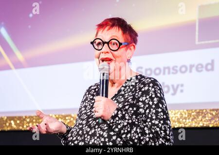 Jo Brand parla con un microfono Foto Stock