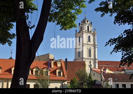 Campanile della Chiesa di San Giovanni visto da Piazza Konstantin Sirvydas, Vilnius, Lituania, Europa Foto Stock