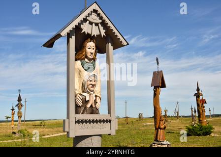 Sculture di angeli in legno di quercia sulla Collina degli Angeli, che segnano il Millenio del nome della Lituania e i 600 anni del Trakai Chu Foto Stock