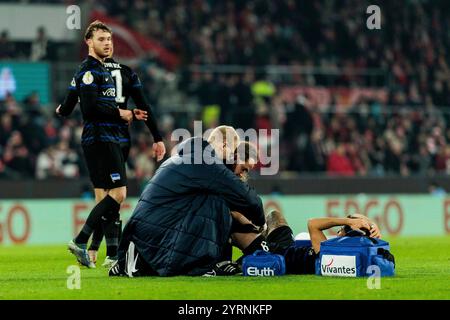 Kevin Sessa (Hertha BSC Berlin, 8) muss behandelt und ausgewechselt werden DFB Pokal Achtelfinale: 1. FC K?LN - HERTHA BSC BERLIN, K?LN, RHEINENERGIESTADION AM 04.12.2024 LE NORMATIVE DFB VIETANO QUALSIASI USO DI FOTOGRAFIE COME SEQUENZE DI IMMAGINI E/O QUASI-VIDEO. Foto Stock