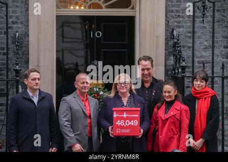 Londra, Regno Unito. 4 dicembre 2024 l'ex portiere dell'Arsenal e dell'Inghilterra con la moglie Frankie Poultney si uniscono alla British Heart Foundation per presentare una petizione al primo ministro Keir Starmer a Downing Street. Credit.Amer Ghazzal/Alamy Live News Foto Stock