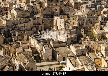Splendida vista sulle case dei Sassi di Matera, il centro storico di Matera, Basilicata, Italia. Le strade in alcune parti dei Sassi Foto Stock
