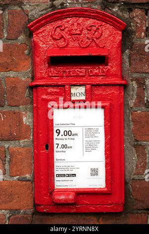 Una cassetta delle lettere a Newbiggin-by-the-Sea, Northumberland, Inghilterra. La letterbox risale al regno di re Giorgio vi, dal 1936 al 1952. Foto Stock