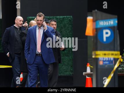 New York, Stati Uniti. 4 dicembre 2024. Gli agenti della polizia di New York indagano sulla scena del crimine intorno al New York Midtown Hilton dopo la sparatoria fatale del CEO di UnitedHealthcare Brian Thompson a New York City mercoledì 4 dicembre 2024. Thompson è stato colpito e ucciso nel centro di Manhattan mercoledì mattina in un apparente attacco mirato mentre stava per partecipare alla conferenza annuale degli investitori della compagnia. L'uomo armato rimane libero. Foto di John Angelillo/UPI credito: UPI/Alamy Live News Foto Stock