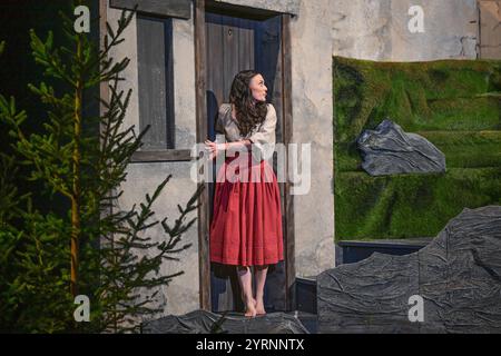 Aufführung des Salzburger Adventsingens mit dem Titel Glaube, Hoffnung, Liebe im großen Festspielhaus a Salisburgo, fotografiert am 27.11.2024. - Das Bild zeigt Eva Maria Schinwald als Maria 2024 - Aufführung des Salzburger Adventsingens mit dem Titel Glaube, Hoffnung, Liebe im großen Festspielhaus a Salisburgo, am 27.11.2024. *** Esibizione del canto dell'Avvento di Salisburgo con il titolo Glaube, Hoffnung, Liebe al Großes Festspielhaus di Salisburgo, fotografato il 27 11 2024 l'immagine mostra Eva Maria Schinwald come Maria 2024 esecuzione dell'Avvento di Salisburgo cantando con il titolo Glaube, H Foto Stock