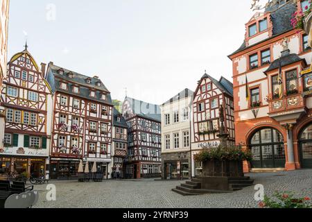 Piazza del mercato con case medievali in legno, Bernkastel-Kues, Mosel, Renania-Palatinato, Germania Foto Stock