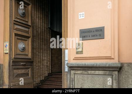 Roma, Italia - 14 novembre 2024: Ingresso all'Ambasciata del Brasile presso la Santa sede Foto Stock