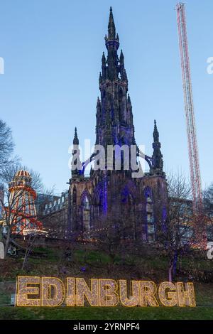 Insegna di Edimburgo e monumento Scott durante il mercatino di Natale di Edimburgo Foto Stock