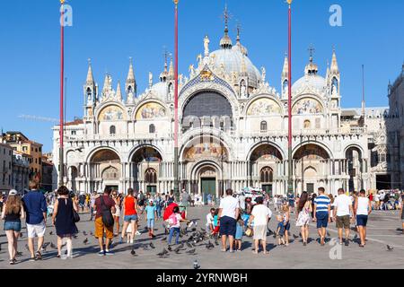 I turisti viewng Basilica San Marco (ST MARKS Cattedrale), Piazza San Marco, Piazza San Marco, San Marco, Venezia, veneto, Italia, cielo blu serata estiva Foto Stock