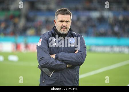 Zlatan Bajramovic (Karlsruher SC, Co-allenatore) , Karlsruher SC vs. FC Augsburg, Fussball, DFB-Pokal, Achtelfinale, 2024/2025, 04.12.2024, LE NORMATIVE DFL VIETANO QUALSIASI USO DI FOTOGRAFIE COME SEQUENZE DI IMMAGINI E/O QUASI-VIDEO, foto: Eibner-Pressefoto/Jan Prihoda Foto Stock