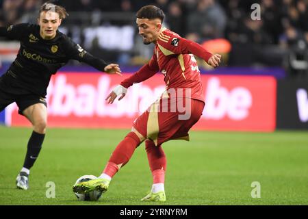 Genk, Belgio. 4 dicembre 2024. Andi Zekiri di Standard raffigurato in azione durante una partita di calcio tra il KRC Genk e lo Standard de Liege, mercoledì 04 dicembre 2024 a Genk, nella finale del campionato belga di calcio "Croky Cup" del 1/8. BELGA FOTO JILL DELSAUX credito: Belga News Agency/Alamy Live News Foto Stock