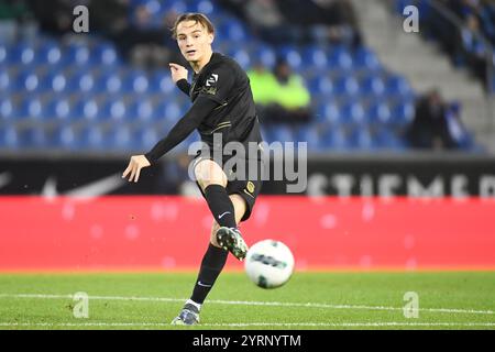 Genk, Belgio. 4 dicembre 2024. Genk's Matte Smets in azione durante una partita di calcio tra il KRC Genk e lo Standard de Liege, mercoledì 04 dicembre 2024 a Genk, nella finale del campionato belga di calcio "Croky Cup" del 1/8. BELGA FOTO JILL DELSAUX credito: Belga News Agency/Alamy Live News Foto Stock