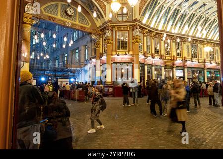 Mercato di Leadenhall Leadenhall Market ist ein überdachter Markt in der City of London, der seit 1972 als Grade-II*-Bauwerk unter Denkmalschutz steht.. Bereits im 14. Jahrhundert trafen sich rund um das Leadenhall Herrenhaus Geflügel- und Käsehändler. 1463 bekam er das Waagenrecht für Wolle, 1488 das Monopol für den Handel mit Leder. Durch den großen Brand von London 1666 wurden auch große Teile des Marktes zerstört. DAS anschließend errichtete langjährige Provisorium wurde 1881 von Sir Horace Jones umgebaut, der auch den Billingsgate Market und den Smithfield Market entworfen Hat. Eine Überdachu Foto Stock