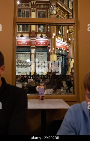 Mercato di Leadenhall Leadenhall Market ist ein überdachter Markt in der City of London, der seit 1972 als Grade-II*-Bauwerk unter Denkmalschutz steht.. Bereits im 14. Jahrhundert trafen sich rund um das Leadenhall Herrenhaus Geflügel- und Käsehändler. 1463 bekam er das Waagenrecht für Wolle, 1488 das Monopol für den Handel mit Leder. Durch den großen Brand von London 1666 wurden auch große Teile des Marktes zerstört. DAS anschließend errichtete langjährige Provisorium wurde 1881 von Sir Horace Jones umgebaut, der auch den Billingsgate Market und den Smithfield Market entworfen Hat. Eine Überdachu Foto Stock