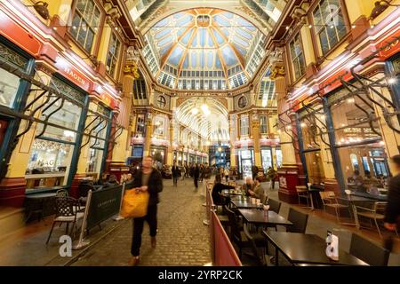 Mercato di Leadenhall Leadenhall Market ist ein überdachter Markt in der City of London, der seit 1972 als Grade-II*-Bauwerk unter Denkmalschutz steht.. Bereits im 14. Jahrhundert trafen sich rund um das Leadenhall Herrenhaus Geflügel- und Käsehändler. 1463 bekam er das Waagenrecht für Wolle, 1488 das Monopol für den Handel mit Leder. Durch den großen Brand von London 1666 wurden auch große Teile des Marktes zerstört. DAS anschließend errichtete langjährige Provisorium wurde 1881 von Sir Horace Jones umgebaut, der auch den Billingsgate Market und den Smithfield Market entworfen Hat. Eine Überdachu Foto Stock