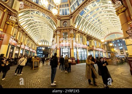 Mercato di Leadenhall Leadenhall Market ist ein überdachter Markt in der City of London, der seit 1972 als Grade-II*-Bauwerk unter Denkmalschutz steht.. Bereits im 14. Jahrhundert trafen sich rund um das Leadenhall Herrenhaus Geflügel- und Käsehändler. 1463 bekam er das Waagenrecht für Wolle, 1488 das Monopol für den Handel mit Leder. Durch den großen Brand von London 1666 wurden auch große Teile des Marktes zerstört. DAS anschließend errichtete langjährige Provisorium wurde 1881 von Sir Horace Jones umgebaut, der auch den Billingsgate Market und den Smithfield Market entworfen Hat. Eine Überdachu Foto Stock
