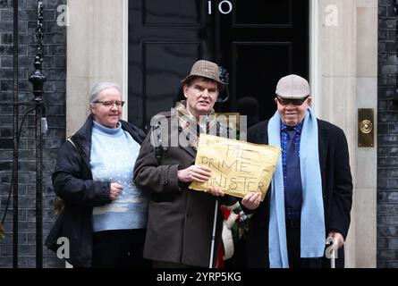 Il gruppo per i non vedenti ha presentato una petizione a Downing Street chiedendo che i "bust stop galleggianti" cessino di essere lanciati e quelli esistenti vengano invertiti, in quanto rappresentano un rischio per i non vedenti, a Londra, nel Regno Unito Foto Stock