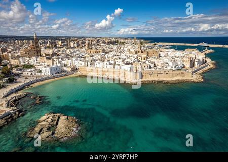 Città vecchia di Monopoli con la cattedrale, le mura della città e la spiaggia Cala porta Vecchia vista dall'alto, Puglia, Italia, Europa Foto Stock