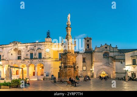Piazza Salandra con la colonna Guglia dell'Immacolata e Palazzo di città al crepuscolo, Nardo, Puglia, Italia, Europa Foto Stock