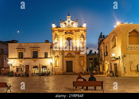 La chiesa di San Trifone sulla piazza piazza Salandra al crepuscolo, Nardo, Puglia, Italia, Europa Foto Stock