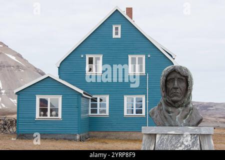 Busto dell'esploratore polare norvegese Roald Amundsen, NY Alesund, Spitsbergen, Norvegia Foto Stock