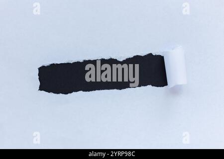 Carta strappata bianca con cornice nera per testo e design. Tagging e pubblicità, concetto. Foto Stock