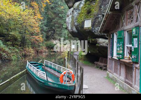 Gita in barca nella chiusa superiore nella Valle di Kirnitzsch, nel Parco Nazionale della Svizzera sassone, Sassonia, Germania Foto Stock