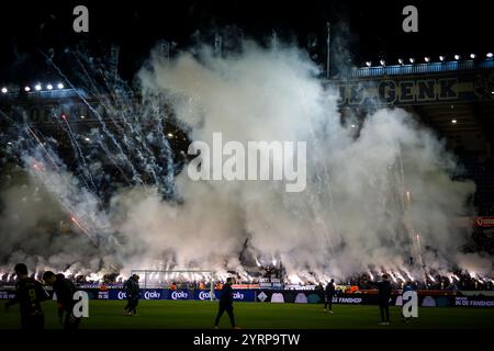 Genk, Belgio. 4 dicembre 2024. Tifosi con fuochi d'artificio e bombe fumogene raffigurati durante una partita di calcio tra il KRC Genk e lo Standard de Liege, mercoledì 04 dicembre 2024 a Genk, nella finale del campionato belga di calcio "Croky Cup" 1/8. BELGA FOTO JILL DELSAUX credito: Belga News Agency/Alamy Live News Foto Stock