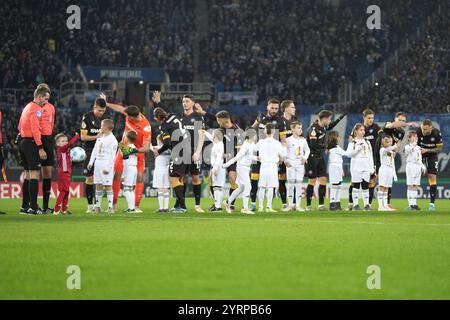 Karlsruhe, Germania. 4 dicembre 2024. Der Karlsruher SC beim Einlaufen DFB-Pokal: Karlsruher SC vs FC Augsburg, BBBank Wildpark, Mittwoch, 04.12.2024 crediti: dpa/Alamy Live News Foto Stock