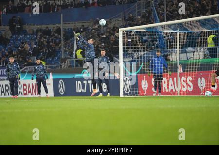 Karlsruhe, Germania. 4 dicembre 2024. Himmelmann? Robin (Karlsruher SC 30) beim warm machen DFB-Pokal: Karlsruher SC vs FC Augsburg, BBBank Wildpark, Mittwoch, 04.12.2024 Credit: dpa/Alamy Live News Foto Stock