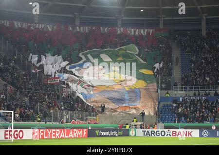 Karlsruhe, Germania. 4 dicembre 2024. Coreografie vom FC Augsburg DFB-Pokal: Karlsruher SC vs FC Augsburg, BBBank Wildpark, Mittwoch, 04.12.2024 crediti: dpa/Alamy Live News Foto Stock
