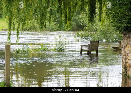 Panchine pubbliche (posti a sedere) sommerse nelle acque alluvionali del fiume Severn, Upper Arley, Worcestershire, Regno Unito, 16-06-2019. Foto Stock