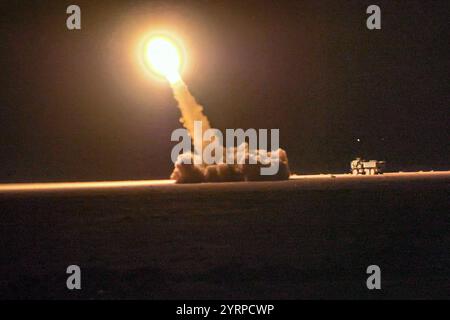 Siria. 31 ottobre 2024. I soldati della Bravo Battery, 2nd Battalion, 300th Field Artillery Regiment, Wyoming Army National Guard, affrontano un bersaglio simulato con un razzo Guided multiple Launch Rocket System (GMLRS) da un M142 High Mobility Artillery Rocket System (HIMARS) durante un'esercitazione di fuoco in Siria nord-orientale, 31 ottobre 2024. Questo esercizio migliora la disponibilità dei soldati a rispondere a potenziali minacce e garantisce la sicurezza delle forze della coalizione. (Credit Image: © U.S. Army/ZUMA Press Wire) SOLO PER USO EDITORIALE! Non per USO commerciale! Foto Stock