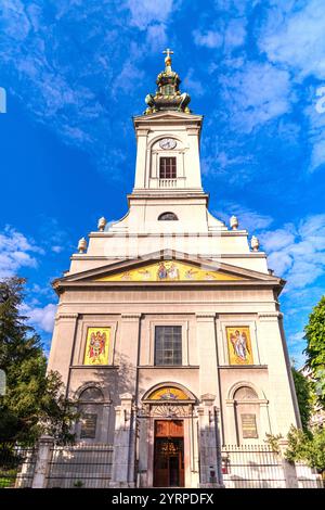 Chiesa ortodossa serba nella vecchia Belgrado. Cattedrale di San Michele con icone sacre e una croce sul tetto. Foto Stock