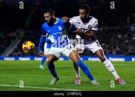 Keshi Anderson (a sinistra) di Birmingham City e l'Ibou Touray della contea di Stockport si battono per il pallone durante la partita Sky Bet League One al St. Andrew's @ Knighthead Park, Birmingham. Data foto: Mercoledì 4 dicembre 2024. Foto Stock