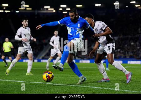 Keshi Anderson (a sinistra) di Birmingham City e l'Ibou Touray della contea di Stockport si battono per il pallone durante la partita Sky Bet League One al St. Andrew's @ Knighthead Park, Birmingham. Data foto: Mercoledì 4 dicembre 2024. Foto Stock