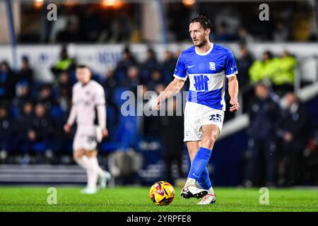 4 dicembre 2024; St Andrews, Birmingham, West Midlands, Inghilterra; EFL League One Football, Birmingham City contro Stockport County; Ben Davies di Birmingham sul pallone Foto Stock