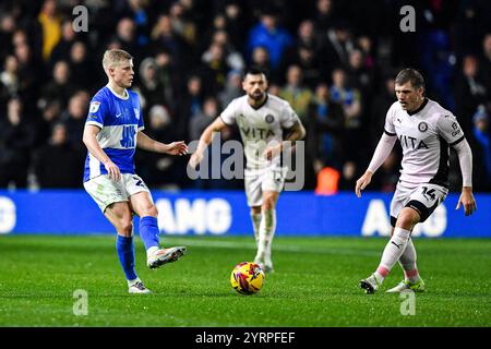 4 dicembre 2024; St Andrews, Birmingham, West Midlands, Inghilterra; EFL League One Football, Birmingham City contro Stockport County; Alex Cochrane di Birmingham passa il pallone Foto Stock