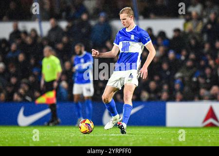 4 dicembre 2024; St Andrews, Birmingham, West Midlands, Inghilterra; EFL League One Football, Birmingham City contro Stockport County; Christoph Klarer di Birmingham sul pallone Foto Stock