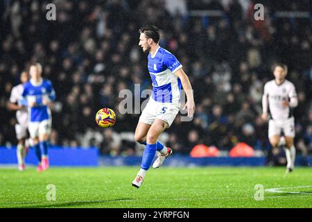 4 dicembre 2024; St Andrews, Birmingham, West Midlands, Inghilterra; EFL League One Football, Birmingham City contro Stockport County; Ben Davies di Birmingham sul pallone Foto Stock