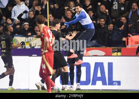 Genk, Belgio. 4 dicembre 2024. Tolu Toluwalase Arokodare di Genk festeggia dopo aver segnato durante una partita di calcio tra il KRC Genk e lo Standard de Liege, mercoledì 04 dicembre 2024 a Genk, nella finale 1/8 della Coppa Croky belga di calcio. BELGA FOTO JILL DELSAUX credito: Belga News Agency/Alamy Live News Foto Stock