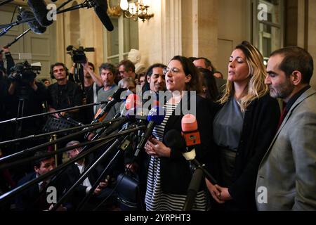 Cyrielle Chatelain, deputata francese e presidente del gruppo "Ecologiste et Social", parla alla stampa dopo una sessione di dibattito e votazione su due mozioni di censura all'Assemblea nazionale di Parigi, il 4 dicembre 2024. Le mozioni di censura portate dalla coalizione NFP di sinistra francese Nouveau Front Populaire (nuovo fronte Popolare) e dal partito RN di estrema destra del Rassemblement National (Rally Nazionale) in uno stallo sul bilancio di austerità del 2025, che vide il primo ministro francese forzare un disegno di legge per il finanziamento della sicurezza sociale senza voto (articolo 49.3) il 2 dicembre 2024. Foto di Firas Abdul Foto Stock