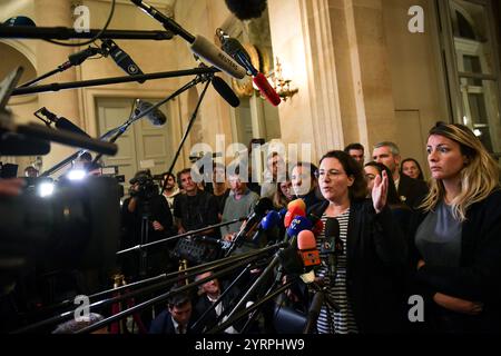 Cyrielle Chatelain, deputata francese e presidente del gruppo "Ecologiste et Social", parla alla stampa dopo una sessione di dibattito e votazione su due mozioni di censura all'Assemblea nazionale di Parigi, il 4 dicembre 2024. Le mozioni di censura portate dalla coalizione NFP di sinistra francese Nouveau Front Populaire (nuovo fronte Popolare) e dal partito RN di estrema destra del Rassemblement National (Rally Nazionale) in uno stallo sul bilancio di austerità del 2025, che vide il primo ministro francese forzare un disegno di legge per il finanziamento della sicurezza sociale senza voto (articolo 49.3) il 2 dicembre 2024. Foto di Firas Abdul Foto Stock