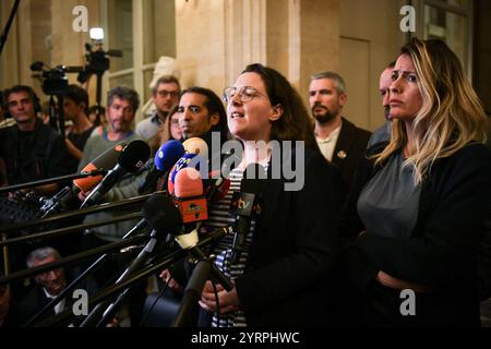 Cyrielle Chatelain, deputata francese e presidente del gruppo "Ecologiste et Social", parla alla stampa dopo una sessione di dibattito e votazione su due mozioni di censura all'Assemblea nazionale di Parigi, il 4 dicembre 2024. Le mozioni di censura portate dalla coalizione NFP di sinistra francese Nouveau Front Populaire (nuovo fronte Popolare) e dal partito RN di estrema destra del Rassemblement National (Rally Nazionale) in uno stallo sul bilancio di austerità del 2025, che vide il primo ministro francese forzare un disegno di legge per il finanziamento della sicurezza sociale senza voto (articolo 49.3) il 2 dicembre 2024. Foto di Firas Abdul Foto Stock