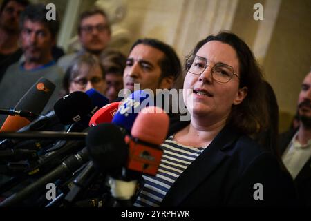 Cyrielle Chatelain, deputata francese e presidente del gruppo "Ecologiste et Social", parla alla stampa dopo una sessione di dibattito e votazione su due mozioni di censura all'Assemblea nazionale di Parigi, il 4 dicembre 2024. Le mozioni di censura portate dalla coalizione NFP di sinistra francese Nouveau Front Populaire (nuovo fronte Popolare) e dal partito RN di estrema destra del Rassemblement National (Rally Nazionale) in uno stallo sul bilancio di austerità del 2025, che vide il primo ministro francese forzare un disegno di legge per il finanziamento della sicurezza sociale senza voto (articolo 49.3) il 2 dicembre 2024. Foto di Firas Abdul Foto Stock