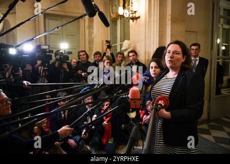 Cyrielle Chatelain, deputata francese e presidente del gruppo "Ecologiste et Social", parla alla stampa prima di una sessione di dibattito e di votazione su due mozioni di censura all'Assemblea nazionale di Parigi, il 4 dicembre 2024. Le mozioni di censura portate dalla coalizione NFP di sinistra francese Nouveau Front Populaire (nuovo fronte Popolare) e dal partito RN di estrema destra del Rassemblement National (Rally Nazionale) in uno stallo sul bilancio di austerità del 2025, che vide il primo ministro francese forzare un disegno di legge per il finanziamento della sicurezza sociale senza voto (articolo 49.3) il 2 dicembre 2024. Foto di Firas Abdu Foto Stock