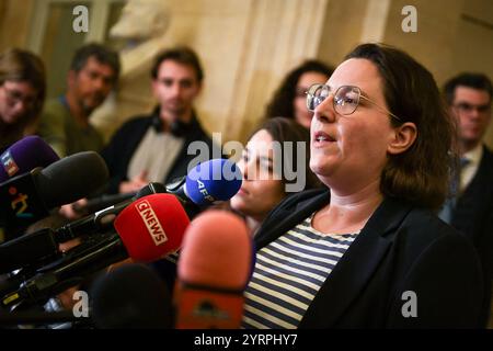 Cyrielle Chatelain, deputata francese e presidente del gruppo "Ecologiste et Social", parla alla stampa prima di una sessione di dibattito e di votazione su due mozioni di censura all'Assemblea nazionale di Parigi, il 4 dicembre 2024. Le mozioni di censura portate dalla coalizione NFP di sinistra francese Nouveau Front Populaire (nuovo fronte Popolare) e dal partito RN di estrema destra del Rassemblement National (Rally Nazionale) in uno stallo sul bilancio di austerità del 2025, che vide il primo ministro francese forzare un disegno di legge per il finanziamento della sicurezza sociale senza voto (articolo 49.3) il 2 dicembre 2024. Foto di Firas Abdu Foto Stock