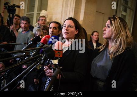 Cyrielle Chatelain, deputata francese e presidente del gruppo "Ecologiste et Social", parla alla stampa dopo una sessione di dibattito e votazione su due mozioni di censura all'Assemblea nazionale di Parigi, il 4 dicembre 2024. Le mozioni di censura portate dalla coalizione NFP di sinistra francese Nouveau Front Populaire (nuovo fronte Popolare) e dal partito RN di estrema destra del Rassemblement National (Rally Nazionale) in uno stallo sul bilancio di austerità del 2025, che vide il primo ministro francese forzare un disegno di legge per il finanziamento della sicurezza sociale senza voto (articolo 49.3) il 2 dicembre 2024. Foto di Firas Abdul Foto Stock