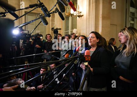 Cyrielle Chatelain, deputata francese e presidente del gruppo "Ecologiste et Social", parla alla stampa dopo una sessione di dibattito e votazione su due mozioni di censura all'Assemblea nazionale di Parigi, il 4 dicembre 2024. Le mozioni di censura portate dalla coalizione NFP di sinistra francese Nouveau Front Populaire (nuovo fronte Popolare) e dal partito RN di estrema destra del Rassemblement National (Rally Nazionale) in uno stallo sul bilancio di austerità del 2025, che vide il primo ministro francese forzare un disegno di legge per il finanziamento della sicurezza sociale senza voto (articolo 49.3) il 2 dicembre 2024. Foto di Firas Abdul Foto Stock