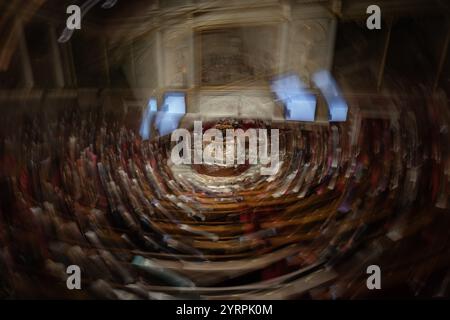 Parigi, Francia. 4 dicembre 2024. La foto scattata il 4 dicembre 2024 mostra un dibattito sulle mozioni di sfiducia contro il governo all'Assemblea nazionale di Parigi, in Francia. Mercoledì sera i deputati dell'Assemblea nazionale francese hanno votato a favore di un voto di sfiducia, costringendo il primo ministro francese Michel Barnier a dimettersi e il suo governo al collasso. Crediti: Aurelien Morissard/Xinhua/Alamy Live News Foto Stock